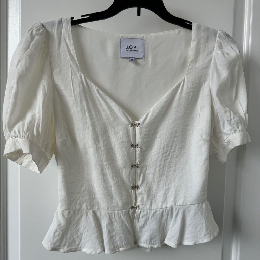 J.O.A by Nordstrom white blouse w/ front clasp detail
